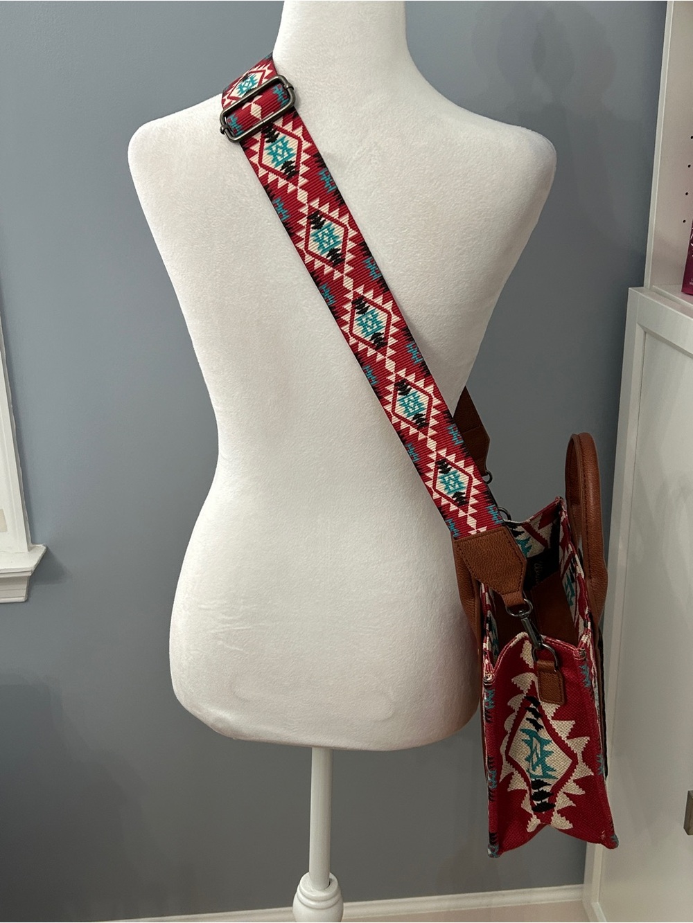 Wrangler Southwestern Aztec Geometric Tote Crossbody Bag Red Teal Guitar Strap - Picture 4 of 9